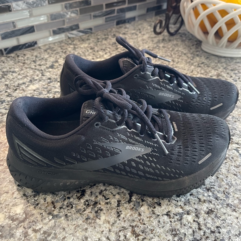 Brooks women’s tennis shoes